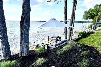 Image de Rare Beachfront Cottage for Sun + Ski Lovers