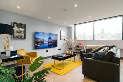 Image de Luxe 2 Bed Duplex Apt w/Balcony, Gym & Parking