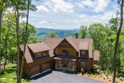 Image de The Refuge - Eagles Nest masterpiece with hot tub, game table, indoor and outdoor fireplaces