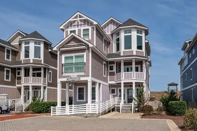 Image de Queen Elizabeth 8 Bedroom Oceanfront Home