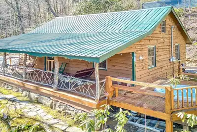 Image de Roughin' it - Secluded, Rustic 2 Bedroom / 1 Bath Mountain Cabin with Hot Tub