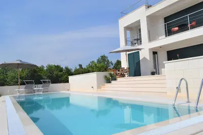 Image de Stylish villa with a pool