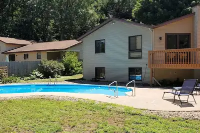 Image de Spacious house close to the beaches with a swimming pool and hot tub.