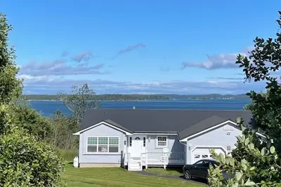 Image de Oceanfront vacation home! Close to everything, but far enough away for privacy!