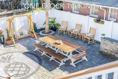 Image de Penthouse with Courtyard - 1 Block To King St!