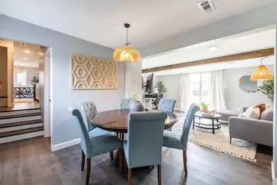 Image de Chic, Renovated, 3br/3ba Bev Hills Getaway!