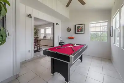 Image de Spacious home with a game room- just 2 minutes from the Lake!