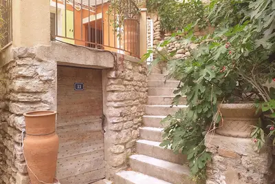 Image de Au coeur de Fontaine de Vaucluse, maison nichée surplombant la sorgue