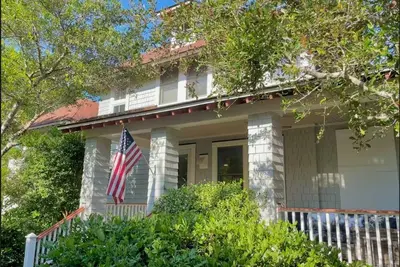 Image de Renovated Keeper's Landing Cottage with 2 carts, bikes and beach gear awaits.