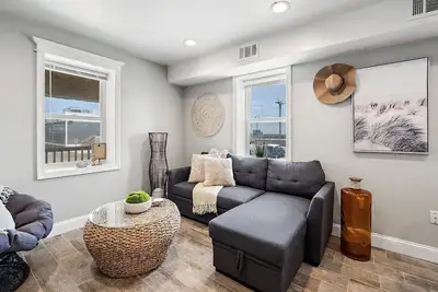 Image de Adorable 1 Bedroom on the boardwalk - steps to the ocean with an immaculate view
