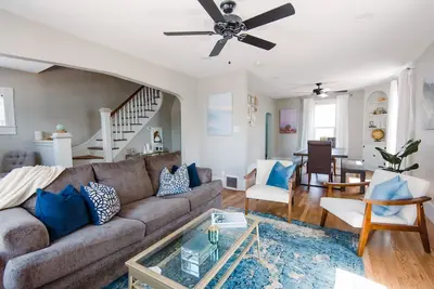 Image de 🗻Mountain Views! ❤️on Colorado Ave! ❤️Walkable Neighborhood❤️Backyard❤️Fire Pit🔥