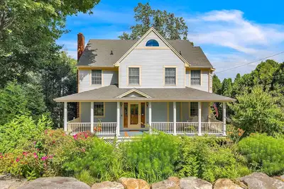 Image de Charming Colonial in the Heart of Mystic
