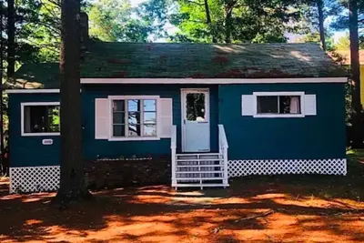 Image de Hollywoods 3 Br 1 Bath Cottage nestled in the woods.