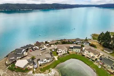 Image de Waterfront! Hood Canal Home, Private Beach w/ Kayaks, Paddleboards. Kid Friendly