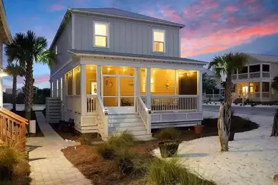 Image de Beautiful Beach House! Steps away from the Beach!
