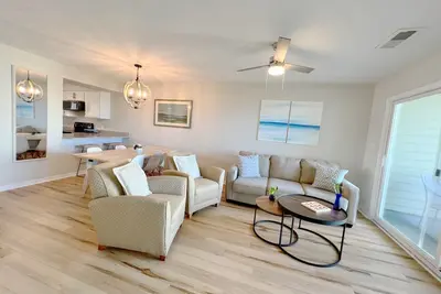 Image de Beachfront:3 Br, 2 Full Ba, Renovated, Beach Access, Bbq, Pool, Sleeps 9