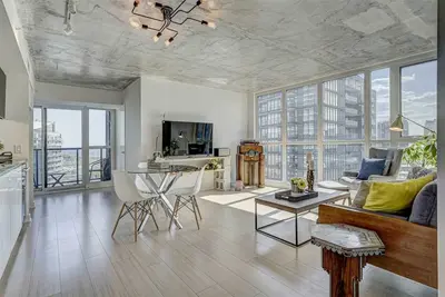 Image de Spectacular Lake view! spacious 3 bedroom condo, A+ amenities