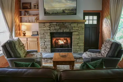 Highlands, Nc - Cozy fireplace 3 min to posh Main Street, or majestic Dry Falls!