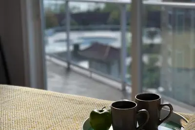 Image de Top floor unit in Discovery Bay with lake views from the patio!