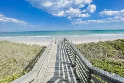 Image de ☀️Cozy 2Br Beach House☀️ with Private Beach Access!