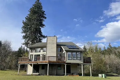 Image de Vaulted Glass Home on 10 Very Private Acres in the Gorge