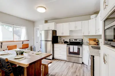 Image de Cozy Mountain Bungalow - walking distance to downtown! with Ac!