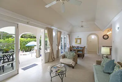 Image de Explore a peaceful 2 bedroom house with a path that leads to the gorgoues water