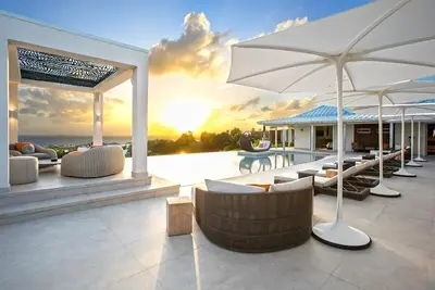 Image de A romantic 5 bedroom villa with and elegant luxury design