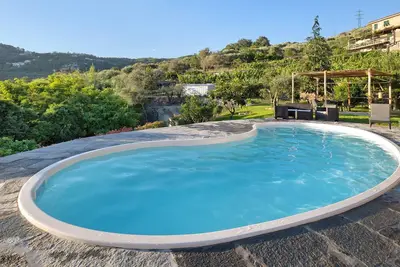 Image de Appartement 'Casa chicken - mare, monti e bikers' avec vue sur les montagnes, piscine, et Wi-Fi