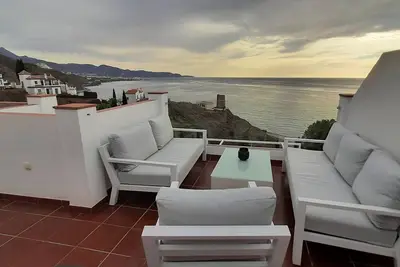 Image de Appartement \"Casa Ladera del Mar\", avec vue sur la mer, balcon, piscine, climatisation et Wi-Fi.
