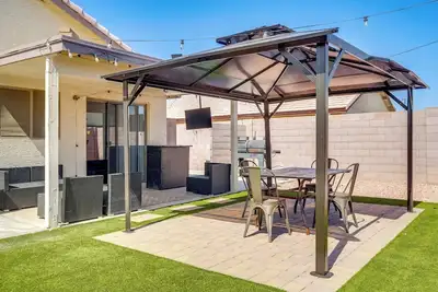 Image de 4 Mi to State Farm Stadium: Avondale Home w/ Patio