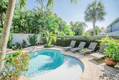 Image de Private heated pool with local restaurants and boutiques nearby.