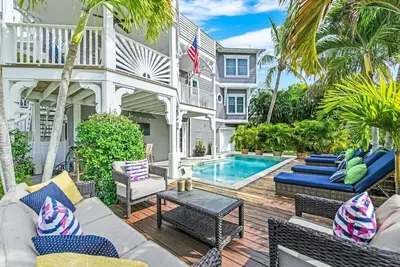 Image de Across the street from the beach, heated large private pool and sunset views from balconies