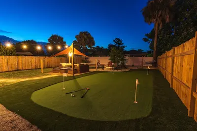 \"Golfers Paradise\" Updated house with Huge backyard, mini golf, fire pit, Hammock