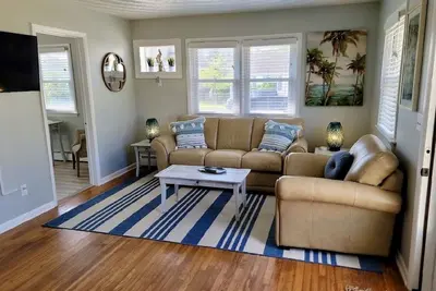 Image de Renovated 2 Bedroom, near Vb Vibe district, walk to the beach!
