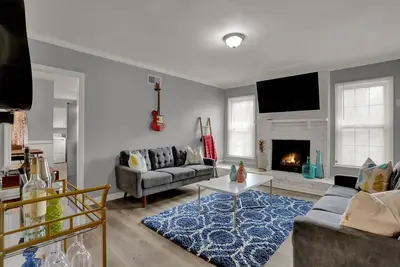 Image de Cozy Graceland Hot Tub Retreat 3bd\/2Bath 🎶🎸