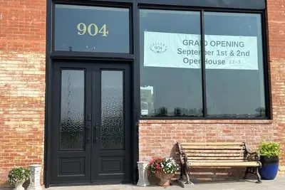 Image de 4 Luxury Suites in a beautifully restored historic building in Buffalo, Texas.