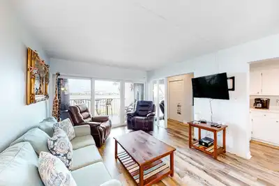 Image de Waterfront condo with pool, central Ac, washer/dryer, and WiFi