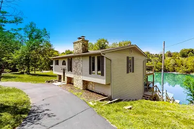 Image de Waterfront retreat w\/deck, wood fireplace, gas grill, lake views, gas grill, W\/D