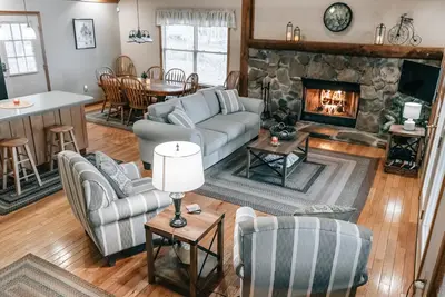 Image de Lakefront home with private dock, hot tub & pool table