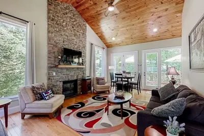 Image de Lakefront home with private dock and boat launch - dog-friendly & central Ac