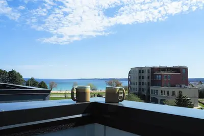 Image de Rooftop Views of West Bay & Downtown! Fantastic condo just steps away from beach