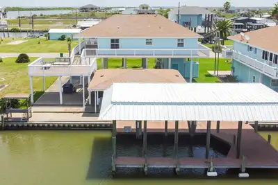 Image de Waterfront oasis with furnished lanai, outdoor kitchen & dock - great location