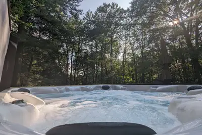 Image de Wooded Retreat: 3 Bed\/3 Bath, Hot Tub, A\/C, Fire Pit, Ping Pong + Yard Games