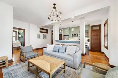 Image de Charming Historic Loft, 3 Blocks from The Strand