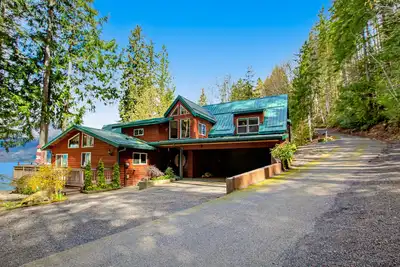 Image de Luxurious lakefront home with matchless mountain view & private hot tub- dogs Ok