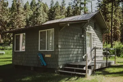 Image de Spring Cabin at Tamaracks Resort a cozy cabin with full kitchen and lake views.