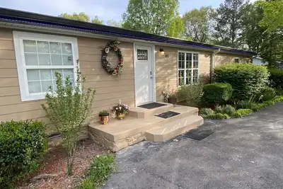 Image de Cozy 7 Bed Home 30min from City sleeps 10 ppl