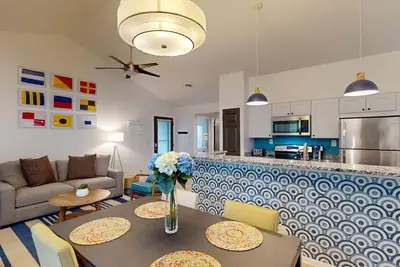 Image de Sea Colony townhome with large deck, fast WiFi & central Ac - fully renovated