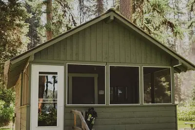 Image de Thimbleberry is at Tamaracks Resort, with a screened-in porch facing the lake.